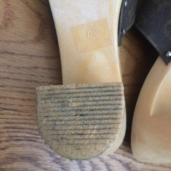 VINTAGE MULES CLOGS WOMENS 40 BROWN COATED CANVAS PLASTIC PLATFORM HEELS BOHO - Picture 13 of 16